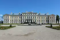 Lettland, Pilsrundale in Zemgale (dt. Semgallen) am 30. Mai 2013: Pils Rundales, dt. Schloss Rundale, vom Park gesehen. Bauherr war der Graf Ernst Johann von Biron, der ein wenig sp�ter Kurf�rst von Kurland wurde. Architekt war Francesco Bartolemeo Rastrelli, der sonst in Russland t�tig war. - Das Schloss, das 1736 bis 1740 erbaut wurde, wird oft das Versailles des Baltikums genannt.