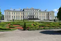 Lettland, Pilsrundale am 30. Mai 2013: Das Schloss Rundale (aus dem Deutschen Ruhenthal) vom Park gesehen. Der italienisch-russische Architekt Francesco Bartolemeo Rastrelli, der an vielen wichtigen Geb�uden in Russland arbeitete, entwarf sowohl das Schloss als auch den franz�sischen Barockgarten.