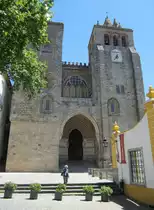 Evora, Kathedrale Se de Santa Maria, erbaut von 1186 bis 1330, Narthex zwischen den Westt�rmen, Portal mit 12 Apostelfiguren aus wei�em Marmor (27.05.2014)