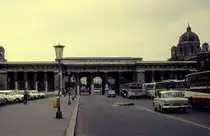 Wien im Juli 1975: �usseres Burgtor vom Heldenplatz gesehen. An der dem Heldenplatz zugewandten Front des Torgeb�udes gibt es die Inschrift  Iustitia regnorum fundamentum  (: Die Gerechtigkeit ist das Fundament der kaiserlichen / k�niglichen / h�chsten Macht). Diesen Wahlspruch hatte der Kaiser Franz der Erste.