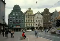 Augsburg am 25. Juni 1980: Giebelh�user in der Maximilianstrasse / am Moritzplaz. Vor den H�usern steht der Merkurbrunnen (ab 1596 von Adrian de Vries entworfen), der den Stand der Kaufleute repr�sentiert.