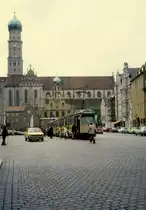 Augsburg am 26. Juni 1980: Ulrichsplatz / St. Ulrichskirche (evangelisch) mit Barockfassade und Zwiebelturm aus den Jahren 1709 bis 1710 / St. Ulrich und Afra (katholisch). Die Baugeschichte der katholischen Basilika begann 1474; bis 1762 setzte der Wiederbau / die Neueinrichtung der grossen sp�tgotischen Kirche fort. Im Jahre 1762 geschah eine Umgestaltung der Basilika im Stile der Rokoko. Nach dem Zweiten Weltkrieg folgten Wiederaufbau, Renovierungs- und Umgestaltungsarbeiten. 