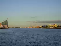 Hamburg: Blick von den Landungsbr�cken auf die Elbe, rechts das Theater K�nig der L�wen, links die Elbphilharmonie (29.05.14)