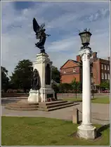 Colchester. Kriegerdenkmal vor dem Castle Park. 08.06.2014