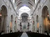 Mafra, Langschiff der Basilika, Hochaltar mit �lgem�lde von Trevisiani (28.05.2014)