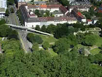 Freiburg, fast wie eine Luftaufname, Blick vom Schlo�bergturm auf den Karlsteg und den Stadtgarten rechts daneben, Juni 2014