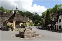 Castle Combe. Das Marktkreuz im Ortsmittelpunkt. 05.06.2014