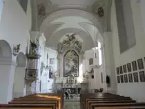 Mailberg, Hochaltar und Kanzel der Schlo�kirche St. Johannes der T�ufer, erbaut im 13. Jahrhundert, 1609 barockisiert (19.04.2014)