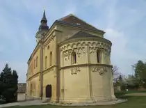 Sch�ngrabern, romanische Pfarrkirche Unsere Lieben Frau, erbaut ab 1210, neuer Turm von 1791, Apsis mit reichhaltigem Figurenschmuck der als steinerne Bibel bezeichnet wird (19.04.2014)