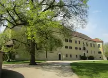 Schloss Sierndorf, vierfl�gelige von einem Park umgebene Anlage mit Eckrisaliten, 
im Ostfl�gel befindet sich die Schlosskapelle (19.04.2014)