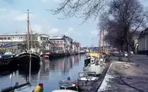 K�benhavn / Kopenhagen: Fr�he Fr�hlingsstimmung am Kanal im Stadtviertel Christianshavn in den 70er Jahren. Die Strasse rechts, Overgaden oven Vandet, liegt im urspr�nglichen oberen Teil (oven = oben) dieses Stadtteils, der vom K�nig Christian dem 4. (1588-1648) gegr�ndet wurde. - Overgaden hiess am Anfang Ufergade (dt. Uferstrasse).