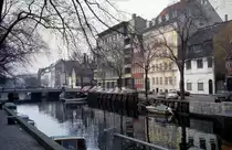 K�benhavn / Kopenhagen: Fr�hlingsstimmung am Kanal im Stadtviertel Christianshavn in den 70er Jahren. Die Strasse rechts im Bild heisst Overgaden neden Vandet: 'Overgaden' hiess am Beginn 'Ufergade', vom deutschen Wort 'Ufer' und dem d�nischen Wort f�r Strasse 'gade' zusammengesetzt. 'Neden Vandet' ist der Beiname dieser Strasse, weil sie in der urspr�nglichen Niederstadt oder Unterstadt (neden = dt. unten) des Stadtteils lag.