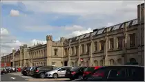 Bristol. Das von Isambard Kingdom Brunel entworfene Bahnhofsgeb�ude Temple Meads wurde 1840 als Kopfbahnhof in Betrieb genommen. 1871 bis 1878 wurde nebenan der heute noch in Betrieb befindliche Durchgangsbahnhof errichtet und mit Brunels Bahnhofsgeb�ude verbunden. 03.06.2014