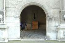 Sinnvolle Nutzung eines r�mischen Torbogens und dahinterliegendem Unterstand (?)