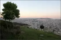. Ganz sch�n h�gelig -

Blick �ber das Kidrontal hin�ber zum �lberg und zur Altstadt von Jerusalem. Die Stadteile an den Bergh�ngen geh�ren zum arabischen Ostjerusalem. Das Kidrontal entw�ssert nach Osten in Richtung Jordantal.

27.03.2014 (Matthias)