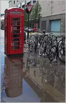 Es gibt sie noch in London, wenn auch nicht immer in Betrieb: die ber�hmten roten Telefonzellen geh�ren zum Stadtbild von London wie die roten Busse.
(22.05.2014)