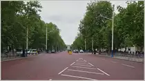 Blick von  The Mall  in Richtung Buckingham Palace. Die Strasse wurde kurz darauf f�r eine Milit�rparade gesperrt.
(22.05.2014)