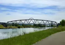 Niffer im Elsa�, die Fu�g�ngerbr�cke �ber den Rhein-Rhone-Kanal, Mai 2014
