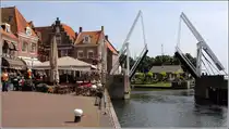 Enkhuizen. Die Br�cke �ber die Zufahrt zum Alten Hafen. 07.07.2014