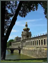 Das Kronentor des Dresdener Zwingers liegt direkt am Zwingergraben, der durch eine Holzbr�cke �berspannt wird. Neben dem Tor befindet sich die Langgalerie. (Dresden, 04.07.2014)