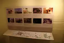 An dieser Wand im Olsenbanden-Ausstellungsraum des Bunkermuseums Hanstholm werden Szenen aus dem im Jahre 1971 hier entstandenen Film  Die Olsenbande f�hrt nach J�tland  gezeigt. Auf der Karte darunter sind zum Vergleich die Original-Drehorte eingezeichnet. (Aufnahme vom 17.04.2014)