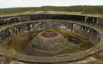 Fundament und Sockel eines der vier schweren 38cm-Gesch�tze, welche zur �berwachung des Skagerrags, gemeinsam mit der Schwesteranlage im norwegischen Kristianssand, zu Zeiten des II. Weltkrieges, hier im d�nischen Hanstholm, installiert wurden. Das Gel�nde ist frei zug�nglich! (Aufnahme vom 17.04.2014)