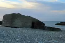 Atlantikwallbunker des II.Weltkrieges am Strand von Vigs�, aufgenommen am Abend des 16.04.2014. Wie man auf diesem Bild sehr sch�n sehen kann, hat die Natur im Laufe der Jahre das geschafft, was mit Granaten und Sprengstoff nicht zu erreichen war. Durch die st�ndige Arbeit des Wassers sind die Bunker mittlerweile alle untersp�lt und neigen sich dem Meer entgegen. Auch am Beton ist der nagende Zahn des Meerwassers deutlich zu erkennen. Irgendwann werden diese Schandflecke, produziert von damaligem deutschen Gr��enwahn, vollst�ndig verschwunden sein. Das ist nur eine Frage der Zeit. So holt sich auch hier die Natur langsam all das zur�ck, was ihr rechtm��ig geh�rt und ihr der Mensch in frevelhaftem Vorhaben einst genommen hatte. Und ich denke, das ist auch gut so!