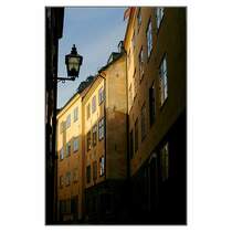 Gamla stan, Bollhusgr�nd. Eine der engen Gassen in der Stockholmer Altstadt. Die fast b�ndig zur Fassade eingebauten Fenster tragen zur besondern Lichtstimmung bei. 16.8.2007 (Matthias)