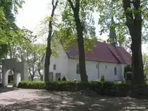 Die Kirche auf dem Friedhof in Boren (Kreis Schleswig-Flensburg, Schleswig-Holstein, Mai 2010)