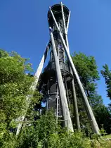 Freiburg, der 33m hohe Schlo�bergturm, 2002 eingeweiht, Juni 2014
