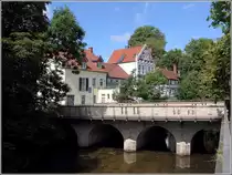 Osnabr�ck. Die Angers-Br�cke �berspannt im Zuge der Hasestra�e die Hase. Im Hintergrund sind die R�ckseiten der H�user am Vitihof zu sehen.
06.07.2�14