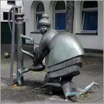 Osnabr�ck. Der Pumpenbrunnen des Bildhauers Hans Gerd Ruwe auf dem Vitihof.
06.07.2014
