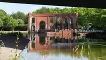 Ein Spaziergang im B�rgerpark Hafeninsel in Saarbr�cken - Die Eisenbahnfotografie stand am 22.06.2014 im Hintergrund. Es ging bei viel Sonne und hohen Temperaturen in den B�rgerpark nach Saarbr�cken. Der B�rgerpark liegt auf dem Gel�nde des einstigen Kohlehafens der Stadt, der sich auf einer Halbinsel befand, die von einem Altarm der Saar gebildet wurde. Von hier wurde seit dem sp�ten 17. Jahrhundert Kohle verschifft.
Schon nach dem Ende des Zweiten Weltkriegs gab es �berlegungen, das Tr�mmergebiet zu einer Gr�nanlage mit einer Kongresshalle aufzuwerten, doch die Pl�ne wurden nicht realisiert. Erst 1967 wurde die heutige Kongresshalle am westlichen Ende des Parks gebaut. Die restliche Fl�che lag brach. Mitte der 1980er Jahre gab es neue �berlegungen. In dieser Zeit wurde die Westspange erbaut, die die A 620 mit der A 623 verbindet. Im Sommer 1989 wurde der Park er�ffnet.
