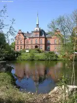 Schloss Sch�nhagen wird als Reha Klinik genutzt und war auch eines der Aufnahmeorte von der ZDF-Serie  Der Landarzt  und mitten im Teich ein Reiher (Kreis Rendsburg-Eckernf�rde, Schleswig-Holstein, Mai 2010)