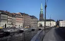 K�benhavn / Kopenhagen eines Sommertages in den 1970er Jahren: Zu sehen sind die Strasse Gammel Strand (:  Altes Ufer ) auf der linken Seite des Kanals, ein Teil des H�jbro Plads mit dem Reiterstandbild vom Bischof Absalon und der Turm der Sankt Nikolaj Kirke, die seit 1805 keinen kirchlichen Zwecken dient.