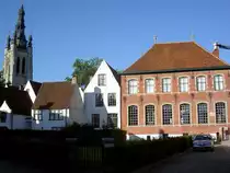 Kortrijk, Beginenhof und St. Martin Kirche, Beginenhof erbaut ab 1238, rechts das Geb�ude der Oberin (01.07.2014)