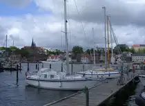 �ber anliegende Segelboote mit Sicht auf H�user in Flensburg (Schleswig-Holstein, Mai 2010)