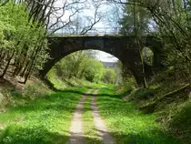 Belgien, Wallonien, Provinz L�ttich, deutschsprachige Gemeinschaft, Br�cke �ber den Vennbahn Radweg (Strecke 47 in Belgien) zwischen Oudler und Burg Reuland. 23.04.2014