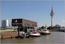 Bremerhaven. Das Anfang 2007 eingeweihte neue Lotsenhaus steht vor der Deichlinie in der Geestem�ndung. Rechts ist der Richtfunkturm des WSA Bremerhaven im Bild. 
22.07.2014