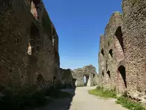 Staufen, die m�chtigen Mauern der Burggeb�ude haben die Jahrhunderte �berdauert, Juni 2014