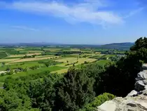 Staufen, Blick von der Burgruine �ber die Rheinebene Richtung Norden, am Horizont der Kaiserstuhl, Juni 2014