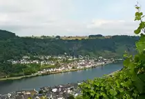 . Blick �ber die Mosel nach Kattenes. 21.06.2014 (Jeanny)

Am einmaligen Moselstrand liegt, angenehm in die Natur eingebettet, genau zwischen Koblenz und Cochem, der Moselort Kattenes. Er liegt mitten in einer der sch�nsten Gegenden des gesamten Moseltales. Eine herrliche Aussicht auf die Nachbarorte und die Burg Thurant sprechen f�r sich.
