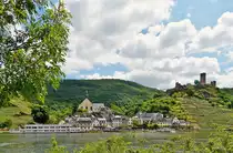 . Blick �ber die Mosel nach Beilstein. 21.06.2014 (Jeanny)

Die kleine Siedlung hat eines der am besten erhaltenen historischen Ortsbilder an der Mosel und wird daher auch als Miniatur-Rothenburg oder Dornr�schen der Mosel bezeichnet. �berragt wird das Dorf, das trotz geringer Gr��e st�dtebaulichen Charakter hat, von der Ruine der Burg Metternich.
