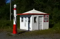 Diese Esso-Tankstelle wurde wohl bei der Modernisierung vergessen gesehen an einer Landstra�e bei Fauske  in Norwegen am 29.06.2014.