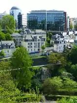 Luxemburg, Petruss-Tal. Unten im Bild die Quirinus Kapelle. Seit dem 11. Jahrhundert ist dieser Ort dem Heiligen Quirinus geweiht und seit Anfang des 13. Jahrhunderts fanden in den zwei H�hlen der Kapelle Gottesdienste statt. Die zum Teil in den Fels gehauene gotische Wallfahrtskapelle wurde 1355 errichtet; das Dach und die Glockent�rmchen wurden Ende des 19. Jahrhunderts nachtr�glich angebracht. Bis 1666 war St. Quirinus Schutzpatron der Stadt Luxemburg.  Oben im Bild die Geb�ude des Boulevard d'Avranches und der Mont�e de la P�trusse. 25.04.2014