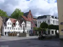 Der Nordermarkt mit Neptunbrunnen und Schrangen in der Fu�g�ngerzone ( Gro�e Stra�e ) in Flensburg (Schleswig-Holstein, Mai 2010)