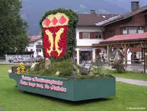 Fischen im Allg�u: Das aus Blumen gebildete Wappen der Gemeinde (Landkreis Oberallg�u, Bayern, August 2010)