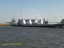 Hamburg am 23.7.2014: Das Kl�rwerk Dradenau der Hamburger Stadtentw�sserung von Bord eines F�hrschiffes fotografiert.