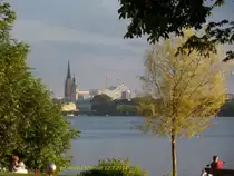 Hamburg am 12.7.2014: Blick �ber die Au�enalster zur Innenstadt mit  Rathaus, Nikolaikirche und Elbphilharmonie.