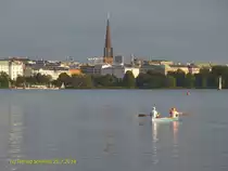 Hamburg am 12.7.2014: Blick �ber die feierabendliche Au�enalster nach St. Georg und St. Katharinen-Kirche